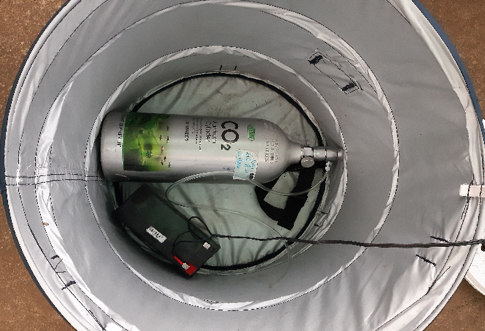 Vue de l’intérieur d’un piège à moustiques adultes BG-Sentinel™ contenant une batterie et une bouteille de CO2
